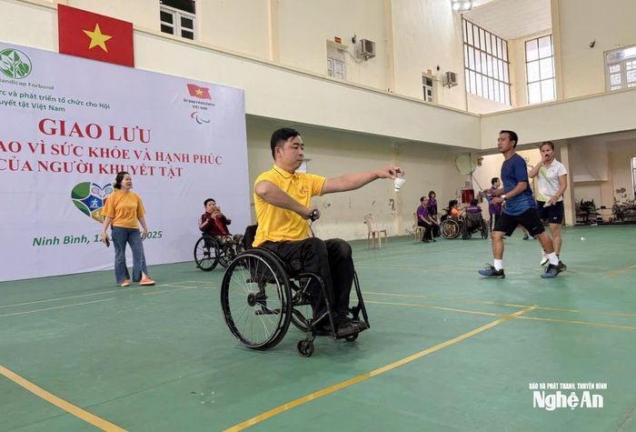 Anh Nguyễn Sơn Dương đã thi đấu tích cực và đạt được Huy chương Vàng môn Đua xe lăn và Huy chương Bạc môn cầu lông tại “Hội thi Giao lưu thể thao vì sức khỏe và hạnh phúc người khuyết tật” năm 2025. Ảnh: CLB Thanh niên khuyết tật tỉnh