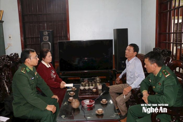 Ông kể về 6 năm trong quân ngũ, từ chàng sinh viên thư sinh đến người lính rắn rỏi, kiên cường. Ảnh: K.L