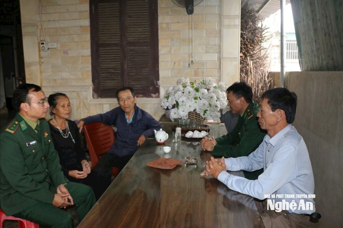Ông Hải cùng cán bộ Biên phòng thăm, động viên gia đình em Cao Công Tôn Sang. Ảnh: K.L