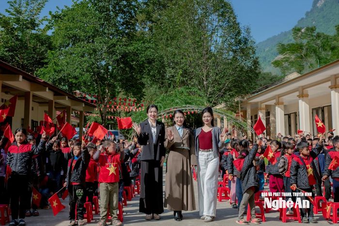 Á hậu Kha Thị Thơ (ngoài cùng bên trái) trong chuyến tình nguyện tại xã Tương Dương. Ảnh: NVCC