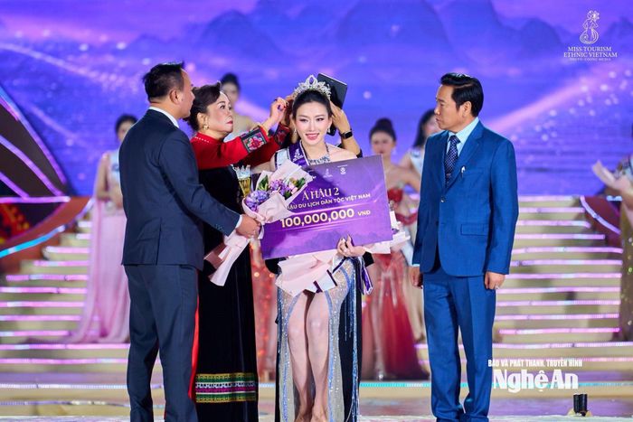 Ban tổ chức trao giải Á hậu 2 - Hoa hậu Du lịch Dân tộc Việt Nam. Ảnh: NVCC
