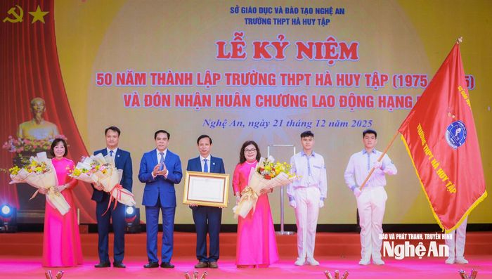 Đồng chí Võ Trọng Hải - Phó Bí thư Tỉnh ủy, Chủ tịch UBND tỉnh Nghệ An trao Huân chương Lao động hạng Nhất do Chủ tịch nước tặng nhà trường. Ảnh: Thành Duy