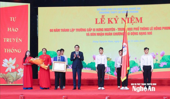 Đồng chí Hoàng Nghĩa Hiếu - Phó Bí thư Thường trực Tỉnh ủy, Chủ tịch HĐND tỉnh trao Huân chương Lao động hạng Nhì (lần 2) của Chủ tịch nước tặng Trường THPT Lê Hồng Phong. Ảnh: Mai Hoa