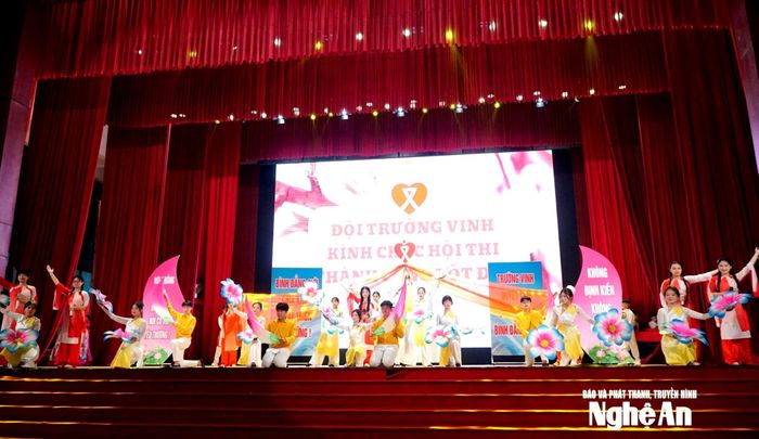 Phần thi của đội chơi đến từ phường Trường Vinh. Ảnh: Mỹ Hà
