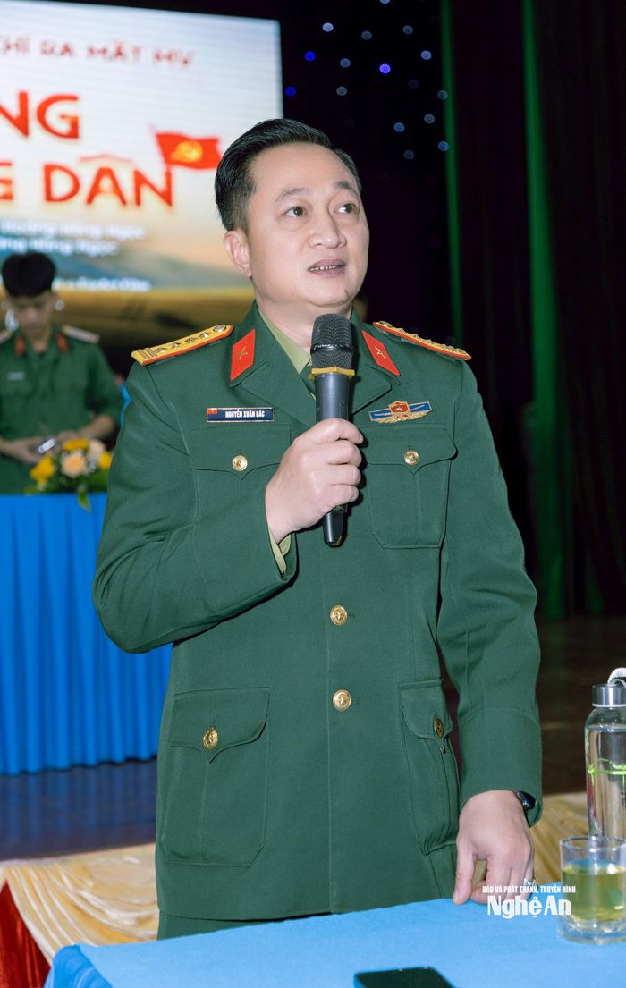 Phó Hiệu trưởng Trường Đại học Văn hóa Nghệ thuật Quân đội Đại tá - Tiến sĩ - NSND Xuân Bắc dành cho hai giọng ca xứ Nghệ nhiều lời khen ngợi. Ảnh: Hồ Viết Thịnh