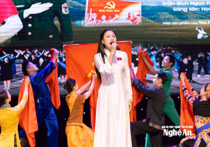 Trần Bích Ngọc thể hiện ca khúc "Ý Đảng – Lòng Dân". Ảnh: Hồ Viết Thịnh