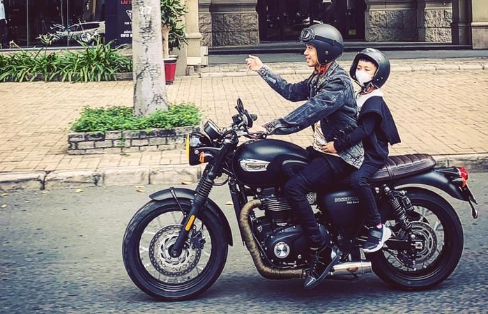 Minh Nhựa sở hữu mẫu mô tô mang đậm tinh thần cổ điển của thương hiệu Anh quốc. Ảnh: FBNV