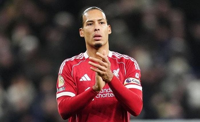 Van Dijk vừa câu thẻ đỏ, vừa có màn trình diễn chuyên môn xuất sắc