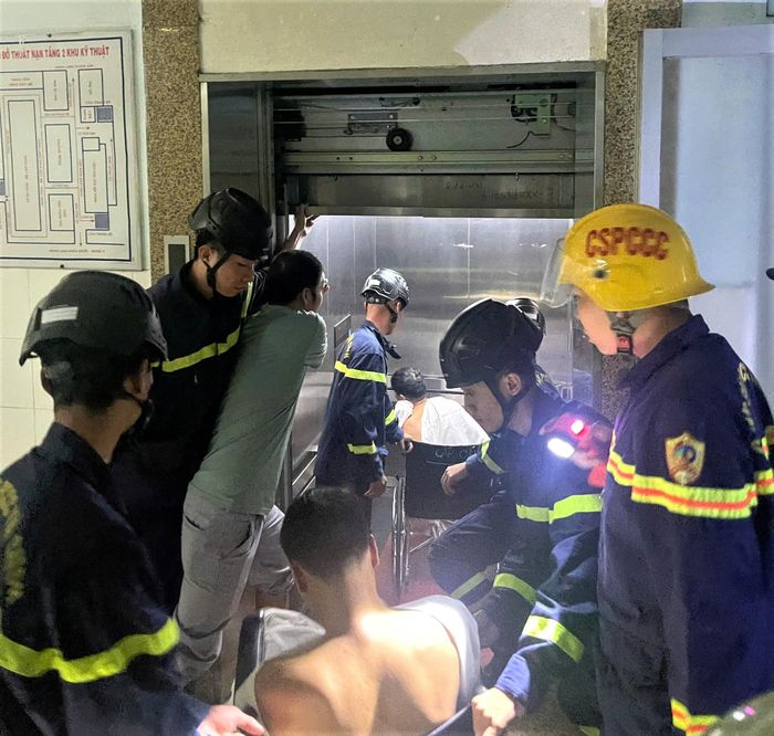 Lực lượng cứu nạn, cứu hộ kịp thời giải cứu an toàn cho hai bệnh nhân và nhân viên y tế mắc kẹt trong thang máy. Ảnh: T.PHƯƠNG