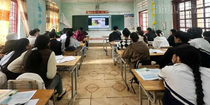 Trường THPT số 1 Mường Khương sưu tầm những phóng sự về tác hại của tảo hôn để học sinh xem và viết thu hoạch.