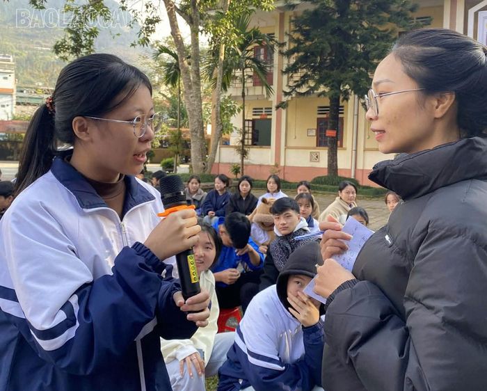 Không chỉ dừng lại ở những bài giảng lý thuyết khô khan, Trường THPT số 1 Mường Khương đã lồng ghép kiến thức về phòng, chống tảo hôn, hôn nhân cận huyết thống vào các hoạt động ngoại khóa.