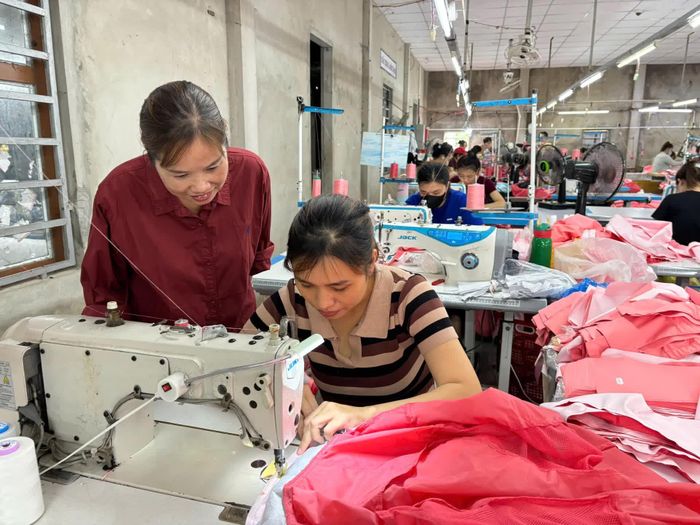 Chị Ngọc (bên trái) mang trong mình ý chí, khát vọng xây dựng quê hương - Ảnh: K.L