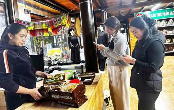 Nhân viên Điểm dừng nghỉ Phương Lâm, xã Đông Khê giới thiệu sản phẩm cho du khách.