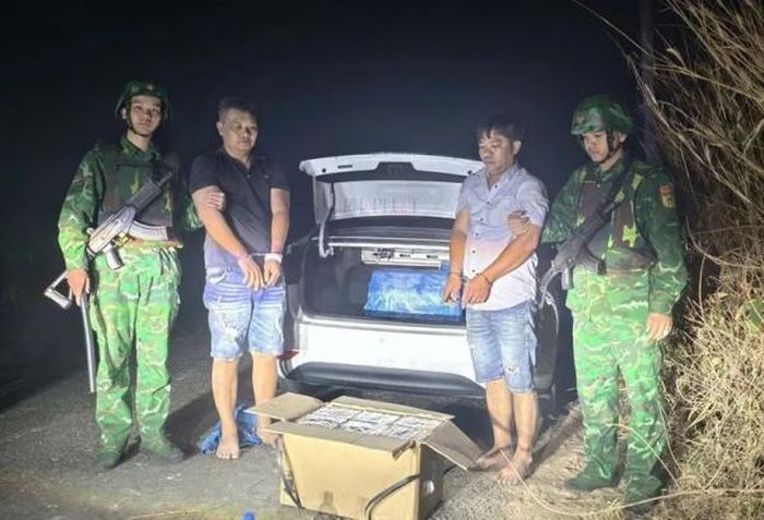 Bắt quả tang Lê Hùng Cường, Nguyễn Hoàng Tuấn dùng xe ô tô vận chuyển trái phép 420kh pháo nổ vào nội địa