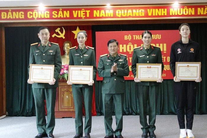 Hoa khôi bóng chuyền Hoàng Thị Kiều Trinh được khen thưởng
