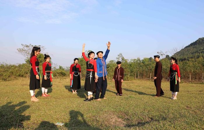 Anh Sầm Văn Đạo, con trai ông Sầm Văn Dừn, tiếp nối cha truyền dạy văn hóa truyền thống của đồng bào dân tộc Cao Lan cho các thế hệ trẻ. Ảnh: Quang Cường – TTXVN