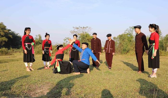Anh Sầm Văn Đạo, con trai ông Sầm Văn Dừn, tiếp nối cha truyền dạy văn hóa truyền thống của đồng bào dân tộc Cao Lan cho các thế hệ trẻ. Ảnh: Quang Cường – TTXVN