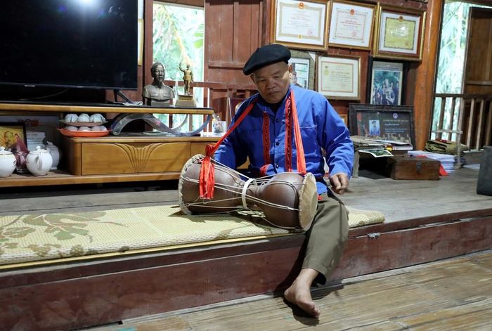 Nghệ nhân Nhân dân Sầm Văn Dừn biểu diễn trống sành nhạc cụ truyền thống của đồng bào dân tộc Cao Lan. Ảnh: Quang Cường – TTXVN