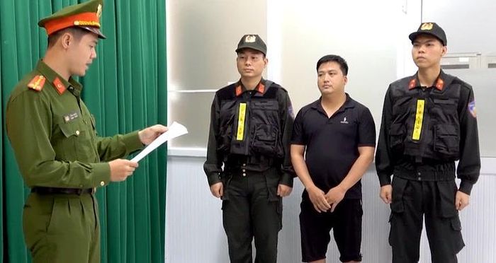 Bị can Lê Quang Quyết (áo đen). (Ảnh: Công an TP.HCM)