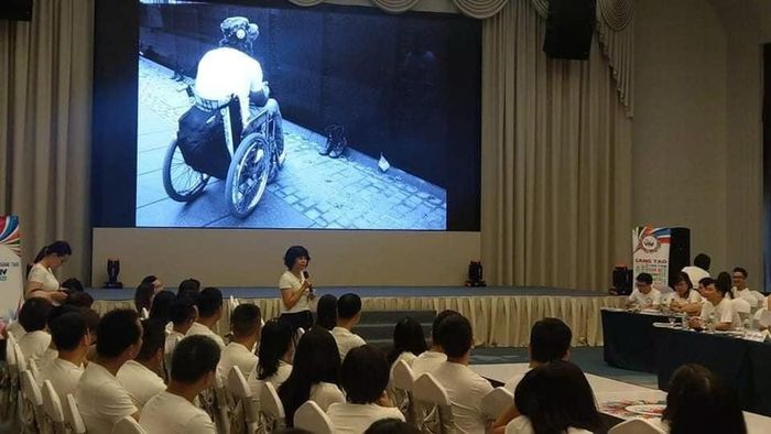 Đạo diễn Đoàn Hồng Lê trình bày ý tưởng của bộ phim tại Ngày hội Ý tưởng VTV