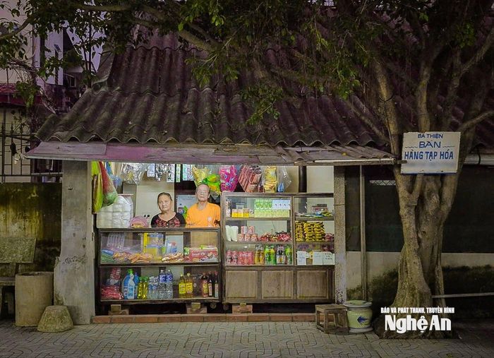 Bà Thiện, ông Hiệp mở hàng tạp hóa trước cửa nhà, chủ yếu để tìm niềm vui tuổi già. Ảnh: Phước Anh