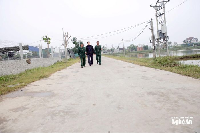 Cựu binh Nguyễn Hồng Liên đã hiến hơn 130m2đất để mở rộng đoạn đường đi qua trang trại của gia đình. Ảnh: Thanh Quỳnh