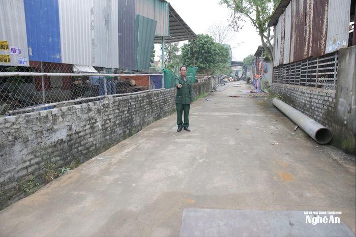 Gia đình cựu binh Nguyễn Hồng Liên - người tiếp tục tiên phong hiến gần 100m² đất của gia đình để làm đường. Ảnh: Thanh Quỳnh
