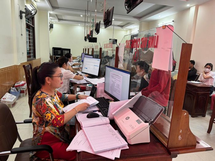 Người dân xã Hưng Nguyên làm thủ tục hành chính đất đai. Ảnh: Nguyễn Hải