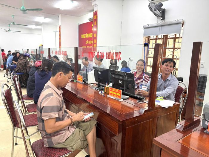 Người dân xã Hưng Nguyên làm thủ tục hành chính đất đai. Ảnh: Nguyễn Hải