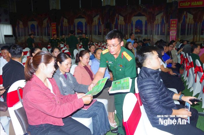 Bộ Chỉ huy Quân sự tỉnh Nghệ An phối hợp với Tòa án Quân sự, Viện kiểm sát Quân sự khu vực 41 (Quân khu 4) và Ban Chỉ huy phòng thủ khu vực 3-Quỳ Châu, các cơ quan, đơn vị tổ chức tuyên truyền, phổ biến, giáo dục pháp luật, vận động nhân dân chấp hành pháp luật tại xã Quỳ Châu, tỉnh Nghệ An. Ảnh: Trọng Kiên