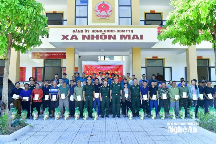 Đại tá Nguyễn Văn An – Chính ủy Bộ Chỉ huy Quân sự tỉnh cùng các đồng chí trong đoàn công tác thăm tặng quà bà con nhân dân bị thiệt hại do mưa lũ tại xã Tương Dương. Ảnh: Trọng Kiên