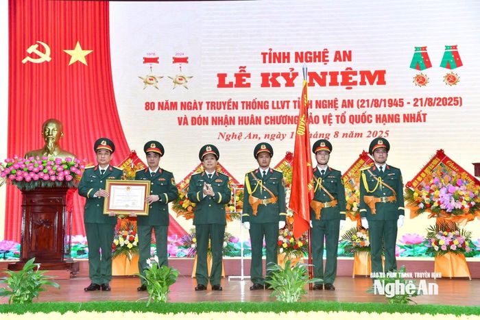 Thừa ủy quyền của Chủ tịch nước, Thiếu tướng Lê Văn Trung - Ủy viên Ban Thường vụ Đảng ủy, Phó Chính ủy Quân khu 4 trao Huân chương Bảo vệ Tổ quốc hạng Nhất của Chủ tịch nước tặng LLVT tỉnh Nghệ An. Ảnh: Trọng Kiên