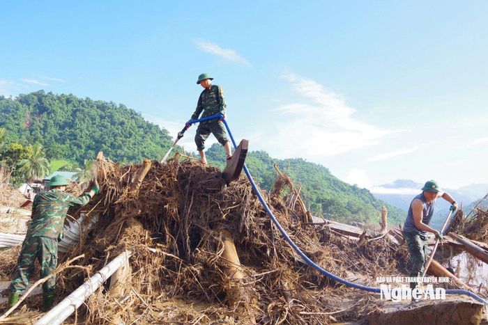 Cán bộ, chiến sĩ Bộ Chỉ huy Quân sự tỉnh giúp đỡ nhân dân giúp dẹp khắc phục hậu quả do mưa bão năm 2025. Ảnh: Trọng Kiên