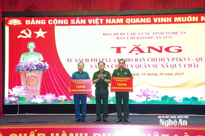 Bộ Chỉ huy Quân sự tỉnh Nghệ An tặng tủ sách pháp luật cho Ban Chỉ huy PTKV3 - Quỳ Châu và Ban Chủ huy Quân sự xã Quỳ Châu. Ảnh: Trọng Kiên