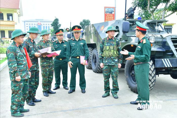 Bộ Chỉ huy Quân sự tỉnh tiến hành báo động kiểm tra công tác sẵn sàng chiến đấu, sẵn sàng cơ động lực lượng, phương tiên kỹ thuật giúp dân khi có tình huống tại Đại đội Trinh sát cơ giới Bộ Chỉ huy Quân sự tỉnh. Ảnh: Trọng Kiên