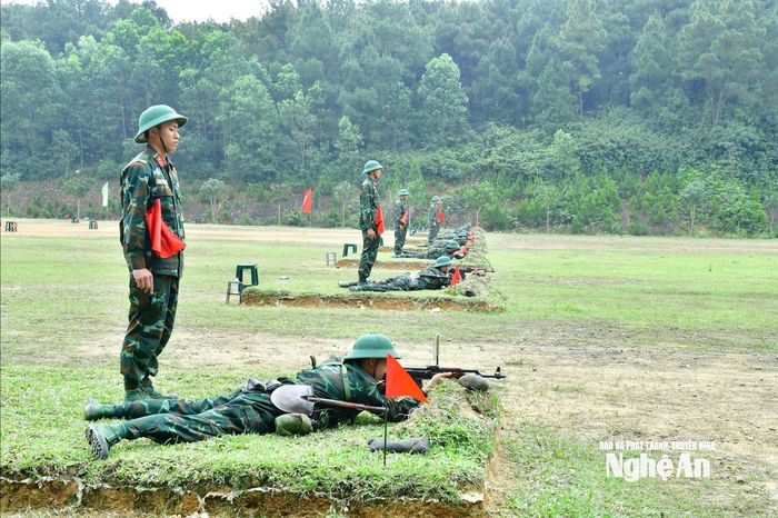 Chiến sỹ Tiểu đoàn 41 Trung đoàn 764 thực hành bắn súng Tiểu liên AK bài 1 tư thế nằm bắn. Ảnh: Trọng Kiên
