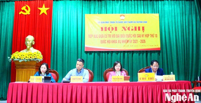 Đoàn ĐBQH tiếp xúc với cử tri xã Quỳnh Anh. Ảnh: Hồng Diện