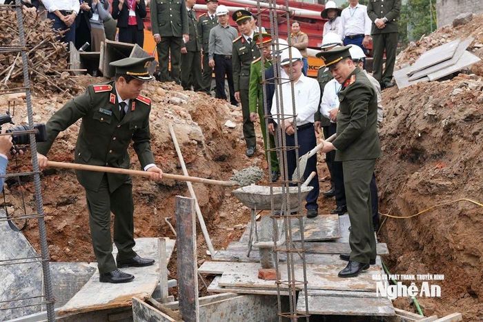 Thiếu tướng Nguyễn Hồng Nguyên - Phó Chánh Văn phòng Bộ Công an và Đại tá Trần Hồng Quang - Phó Giám đốc Công an tỉnh Nghệ An thực hiện nghi thức Lễ đổ móng, lên tường. Ảnh: Phan Tuyết