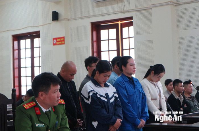 Các bị cáo trong đường dây tổ chức, đưa người đi nước ngoài trái phép. Ảnh: Trần Vũ