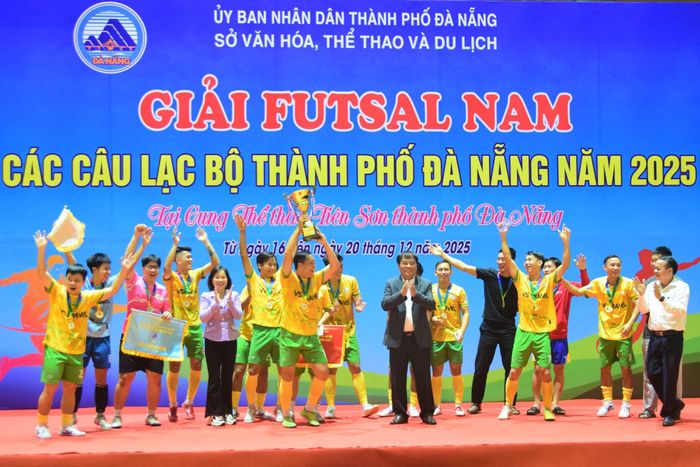 Câu lạc bộ Quảng cáo Phát Đạt xuất sắc giành chức vô địch. Ảnh: PHI NÔNG