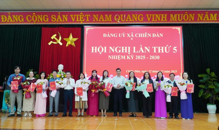 Lãnh đạo Đảng ủy xã Chiên Đàn trao quyết định nâng cấp 12 chi bộ trực thuộc thành chi bộ cơ sở. Ảnh: N.ĐOAN