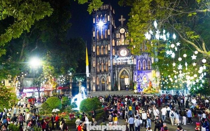 Biển người đổ về Nhà thờ Lớn đón Giáng sinh sớm