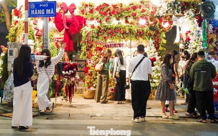 Phố Hàng Mã náo nhiệt với dòng người chen chân ghi lại những khoảnh khắc đẹp
