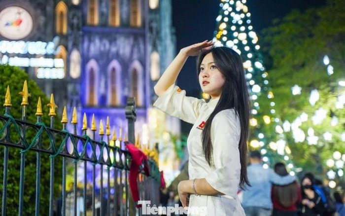 Người dân hào hứng check-in để tận hưởng không khí Giáng sinh tuyệt vời