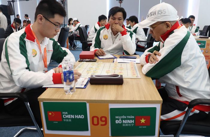 Các kỳ thủ thi đấu. Ảnh: NGỌC HÀ