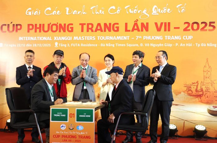Các đại biểu tiến hành nghi thức khai cờ. Ảnh: NGỌC HÀ