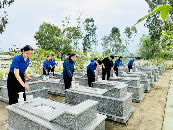 Đoàn viên, thanh niên Đà Nẵng thắp hương tại nghĩa trang liệt sĩ trên địa bàn thành phố. Ảnh: NGUYỄN KIM