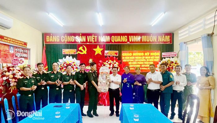 Chú thích ảnh: Lãnh đạo phường Bình Lộc tặng quà chúc mừng Ban Chỉ huy Phòng thủ Khu vực 2 - Long Khánh. Ảnh: Minh Anh