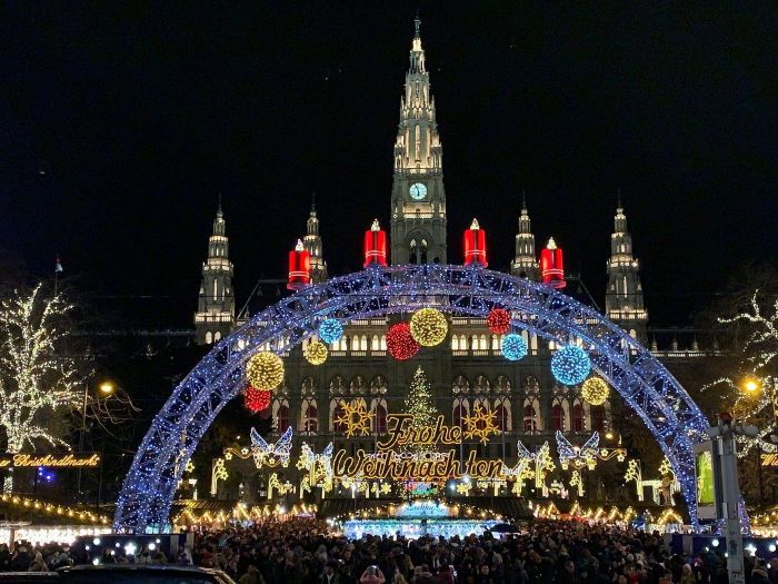 Không khí lễ hội nhộn nhịp tại Wiener Christkindlmarkt