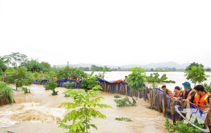 LLVT tỉnh tham gia phòng, chống, khắc phục hậu quả thiên tai. Ảnh: T.L